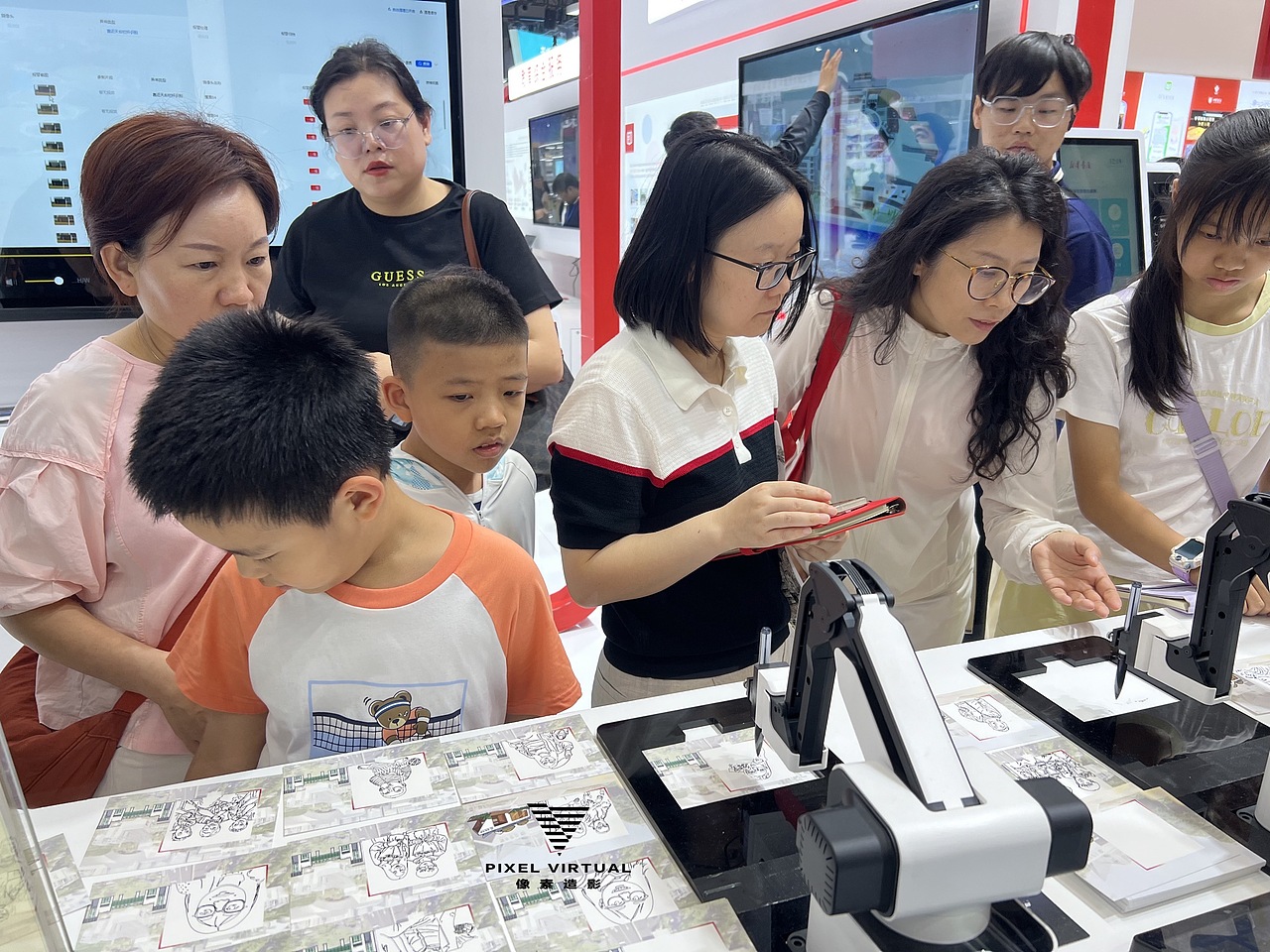 深圳文博会Ai素描机械臂绘画