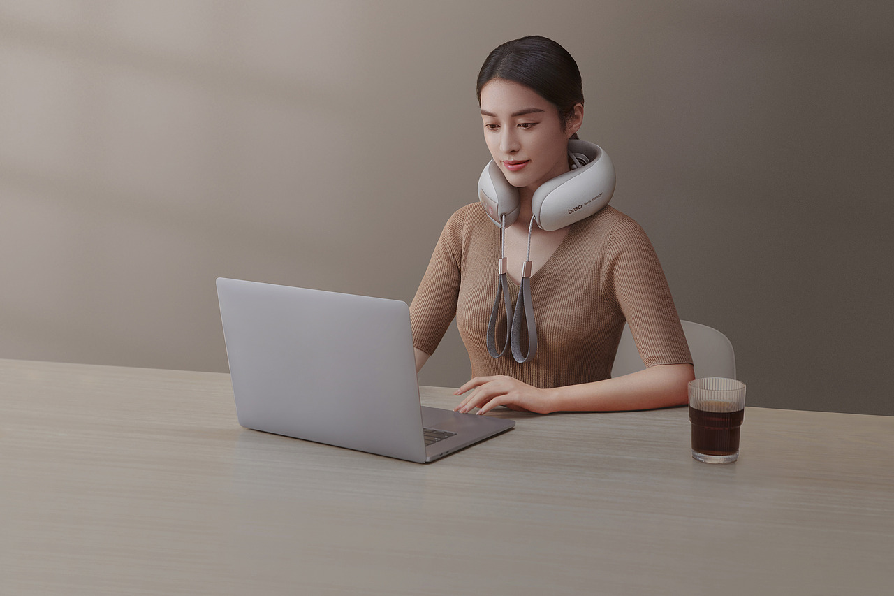 倍轻松-颈部按摩仪平面拍摄