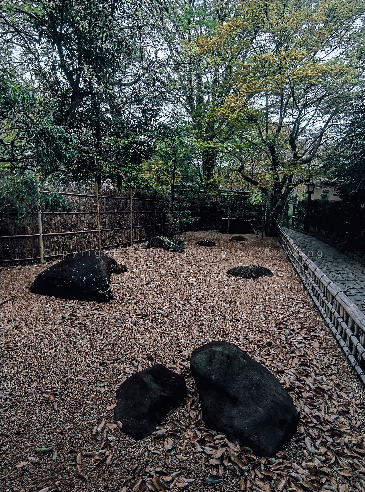 简单的枯山水，旁边有一个简约的展览画廊，日本的乡下也有很多文艺