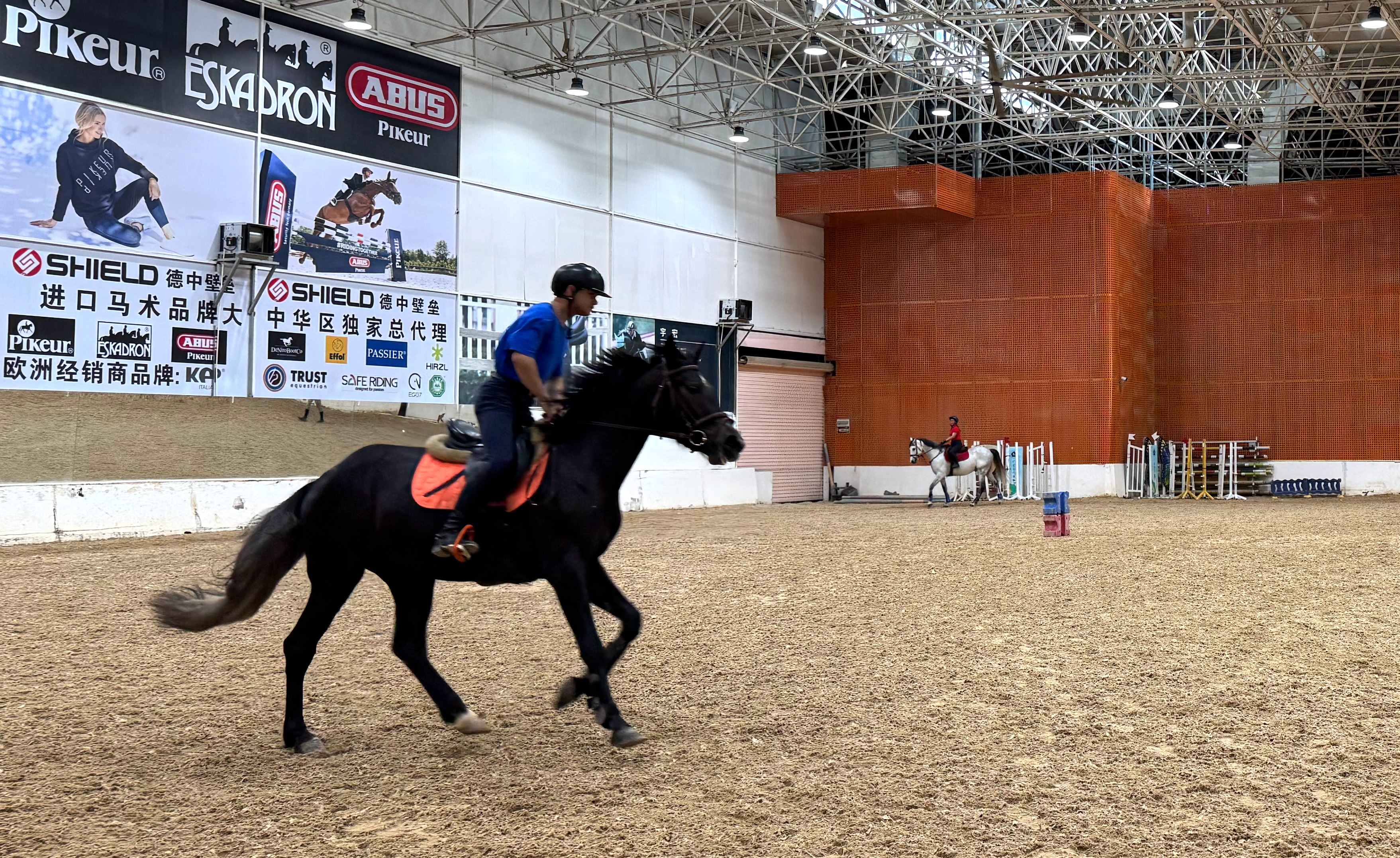 马背上的科技诗篇：IndoorLink无线讲解器与马术教学美学