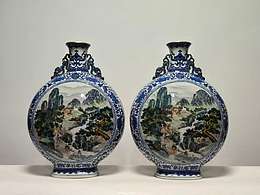 清乾隆款，青花福壽連連開窗粉彩百鹿賀壽雙耳抱月瓶 