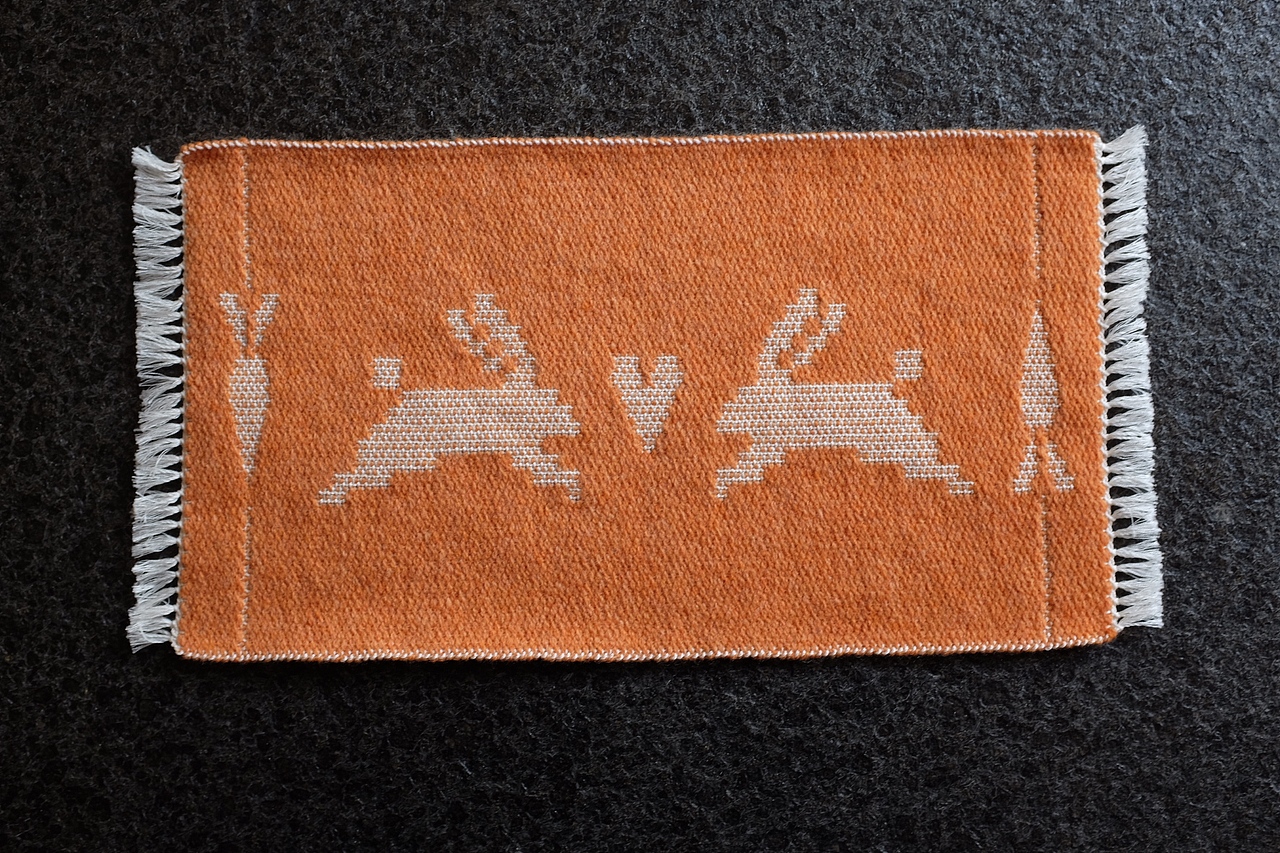 用织布机织双兔傍地走