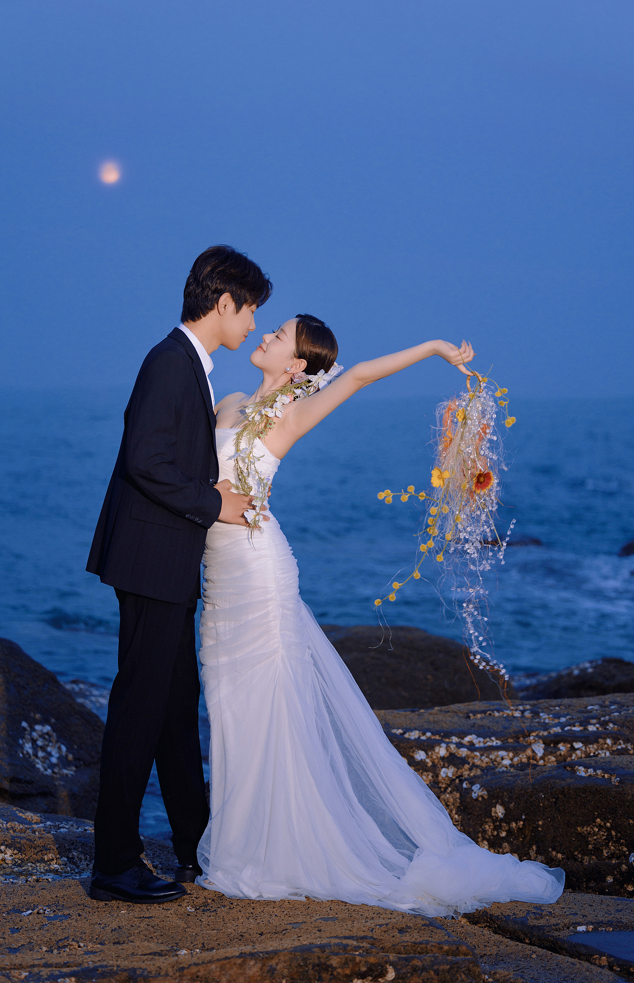 「 让海风作证,以浪花为戒,我们在黄昏里写下爱情 」