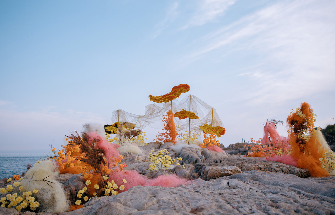 「 让海风作证,以浪花为戒,我们在黄昏里写下爱情 」