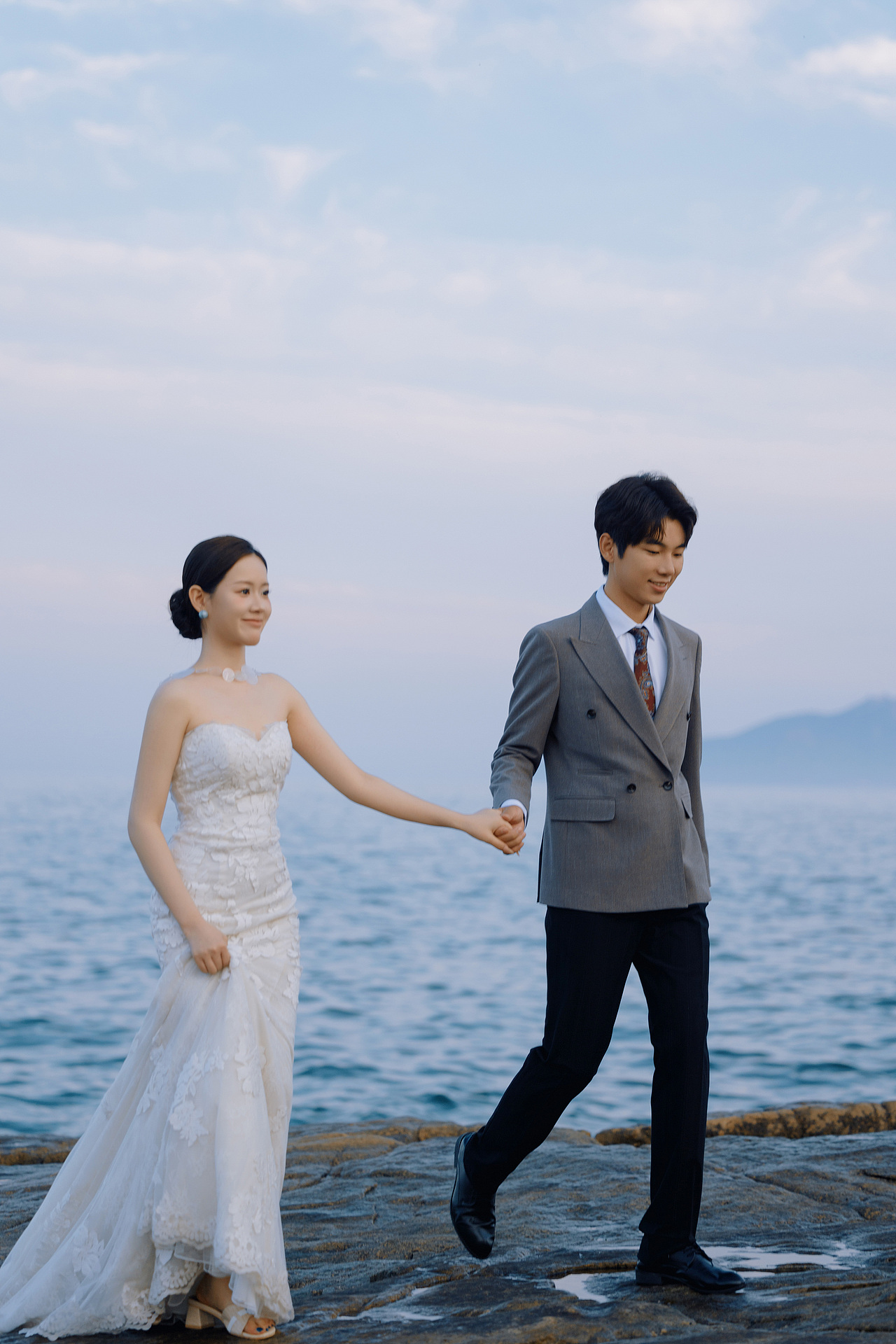 「 让海风作证,以浪花为戒,我们在黄昏里写下爱情 」