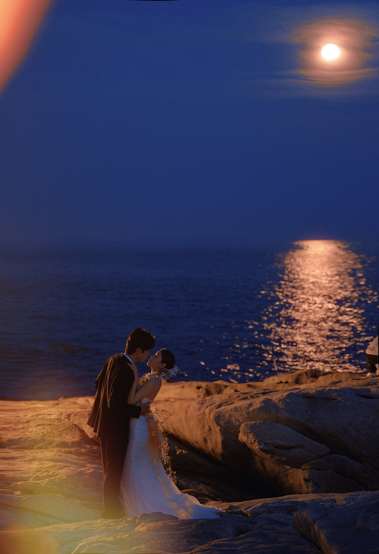 「 让海风作证,以浪花为戒,我们在黄昏里写下爱情 」