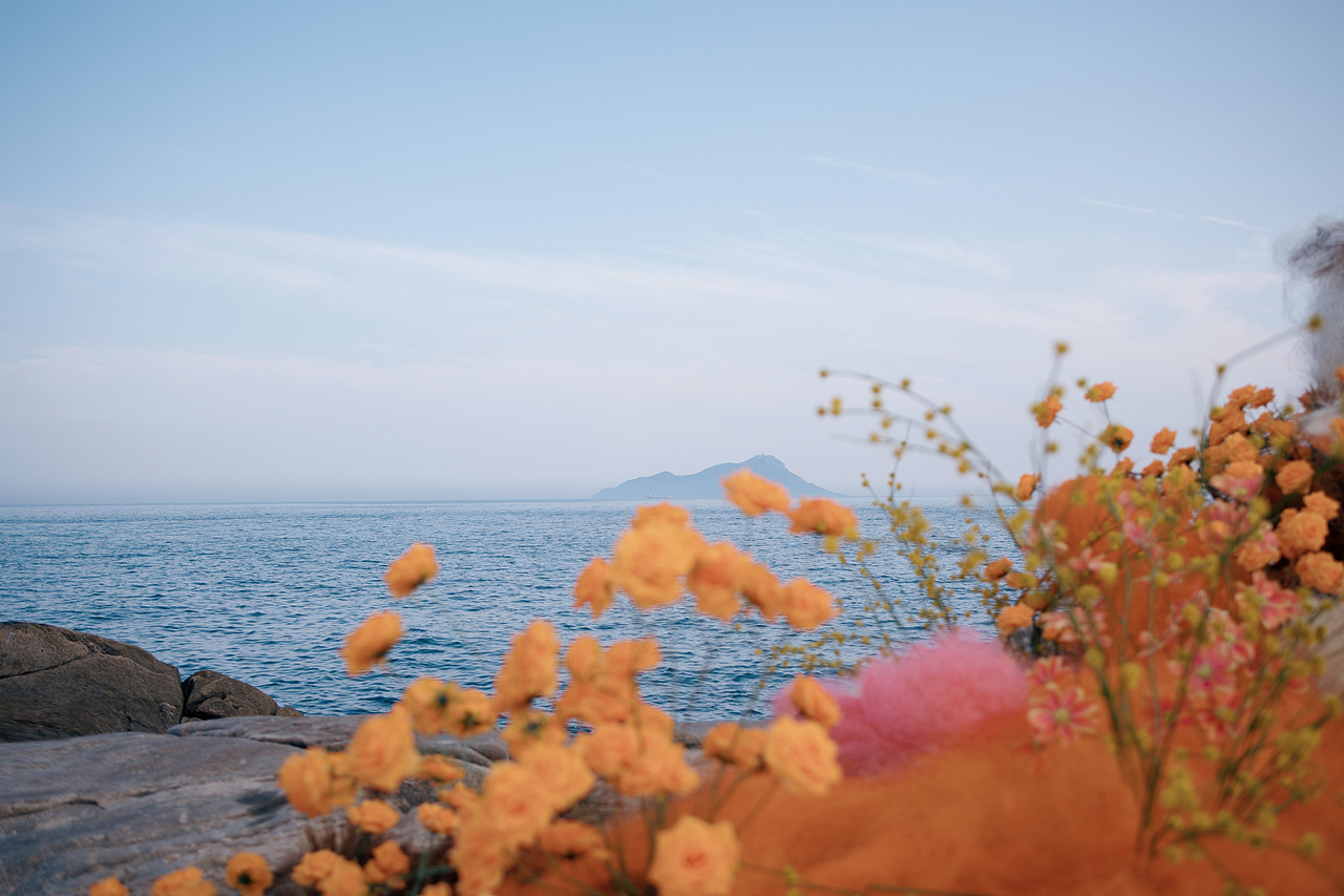 「 让海风作证,以浪花为戒,我们在黄昏里写下爱情 」