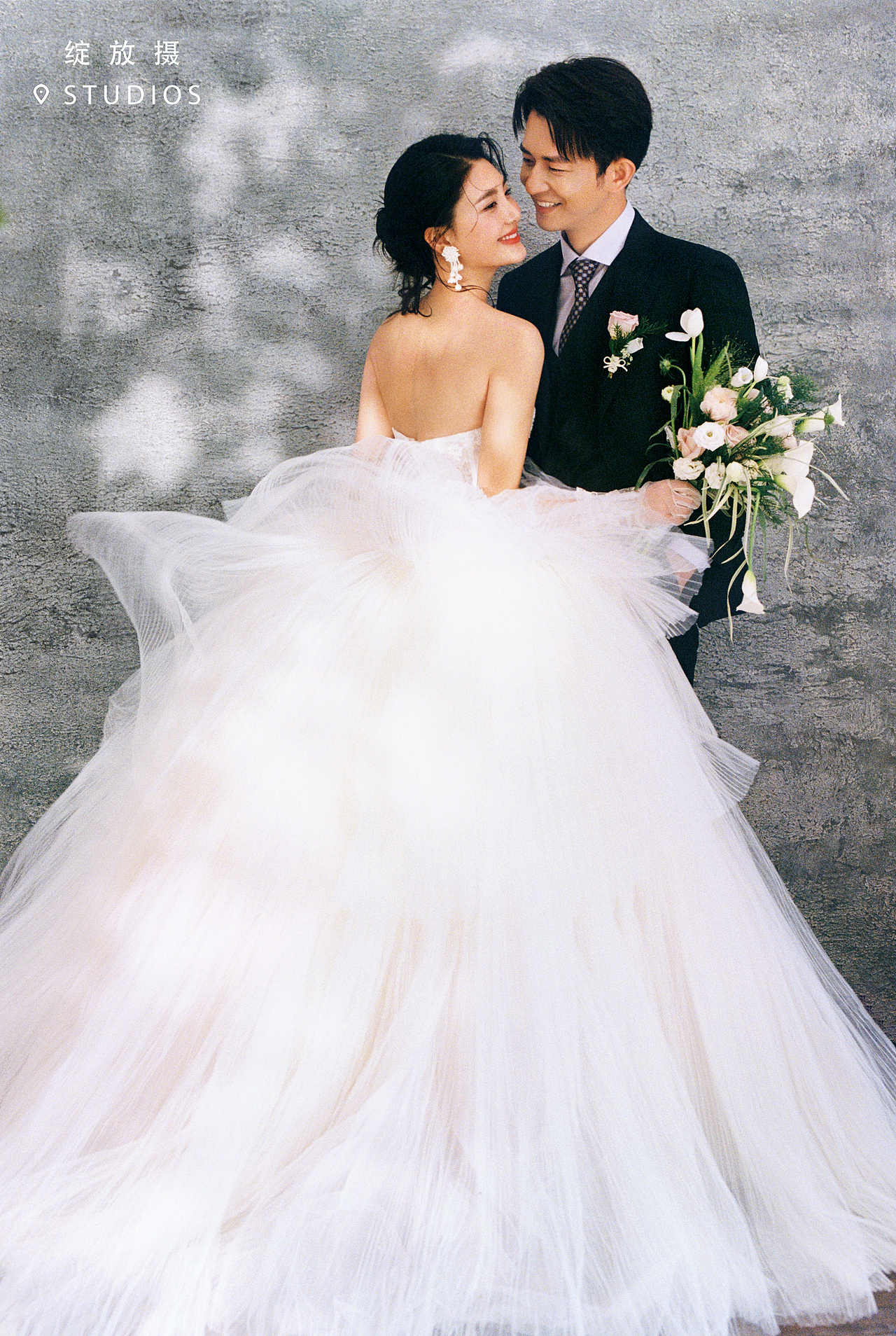 无法拒绝❤️简约仪式感婚纱照拍成人生照片‼️（图ZMzkyMTE4ODg4） - 婚礼摄影 - 站酷设计师绽放摄胶片摄影原创素材 - 站酷ZCOOL