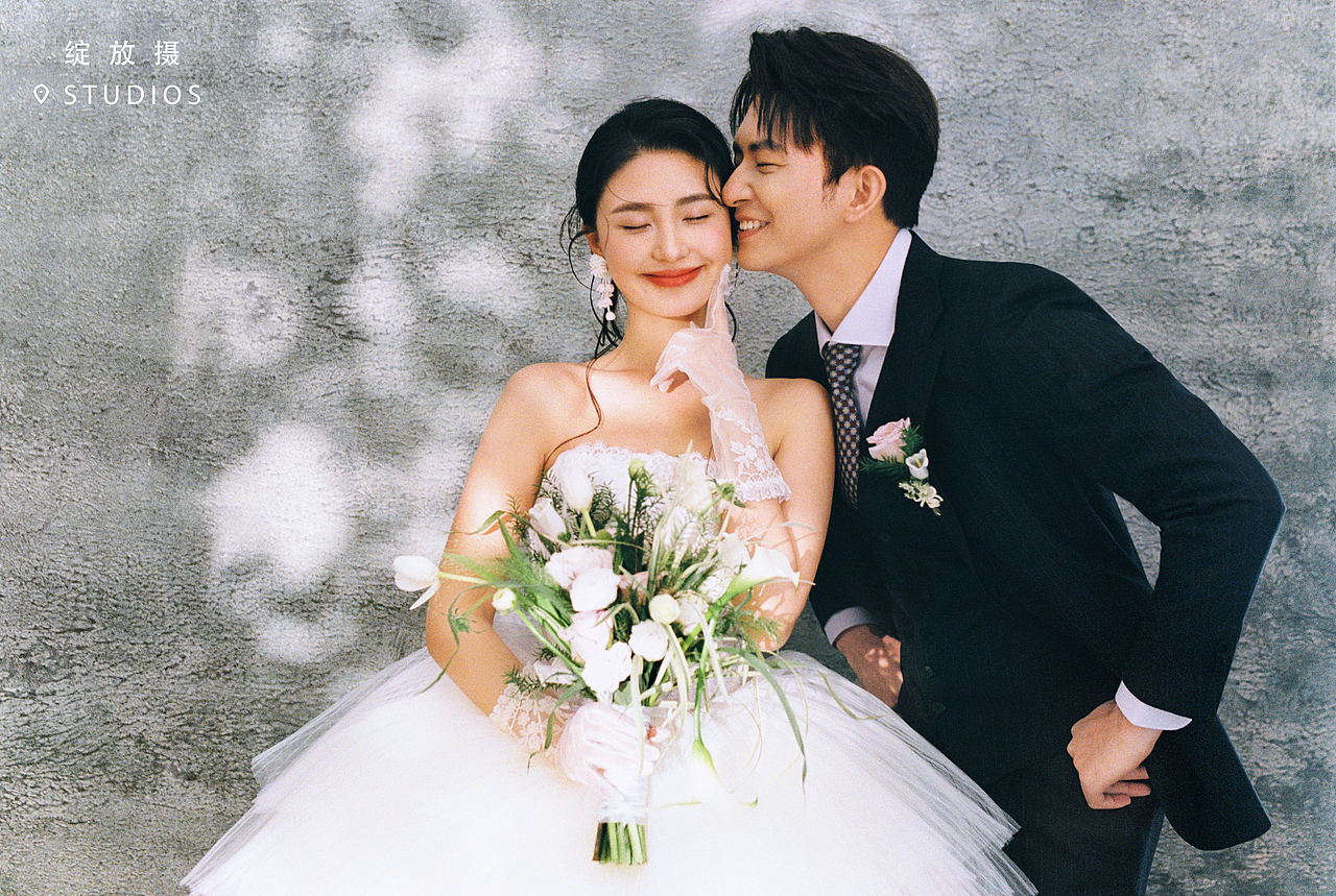 无法拒绝❤️简约仪式感婚纱照拍成人生照片‼️（图ZMzkyMTE4ODky） - 婚礼摄影 - 站酷设计师绽放摄胶片摄影原创素材 - 站酷ZCOOL