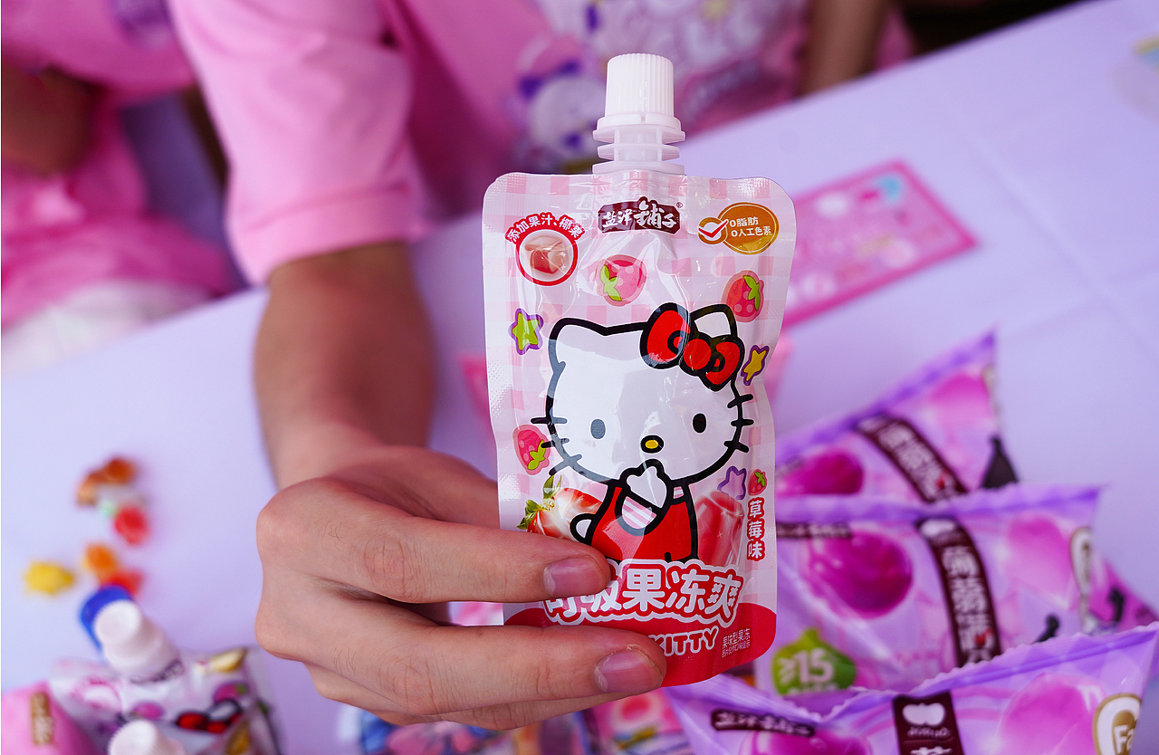 盐津铺子｜HELLO KITTY 联名果冻小背包设计｜若非设计（图ZMzkyMTQwNjA4） - 包装 - 站酷设计师若非rufydesign原创素材 - 站酷ZCOOL