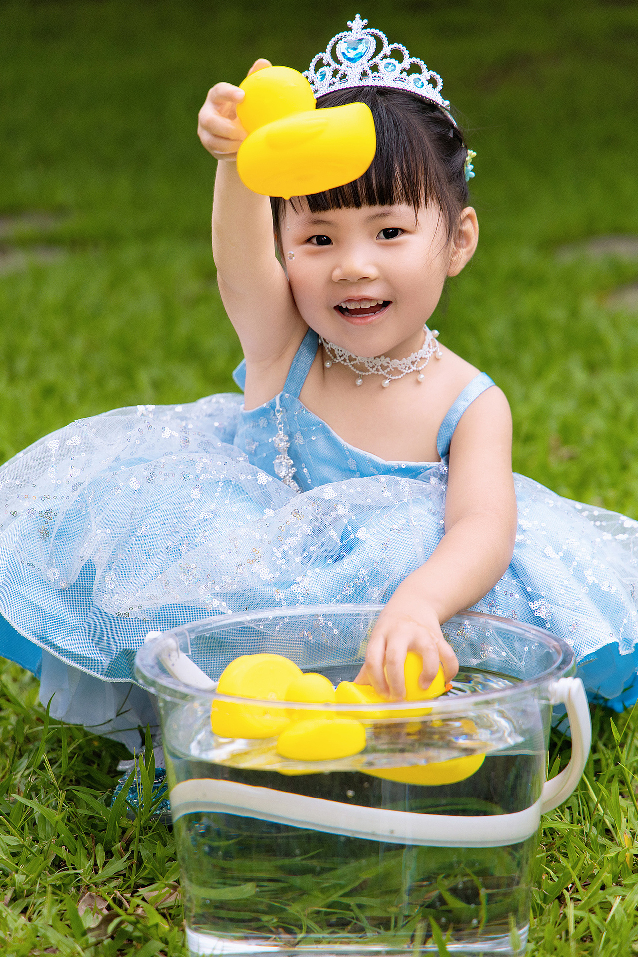 一组小朋友和妈妈夏日午后的公园草坪