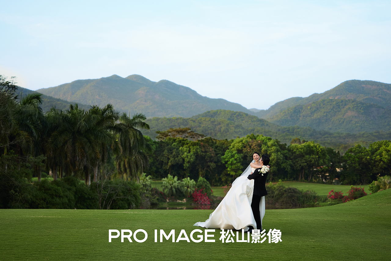 深圳草坪森系婚纱照，太巨出片了吧（图ZMzkyMTgwNDk2） - 人像摄影 - 站酷设计师松山影像原创素材 - 站酷ZCOOL