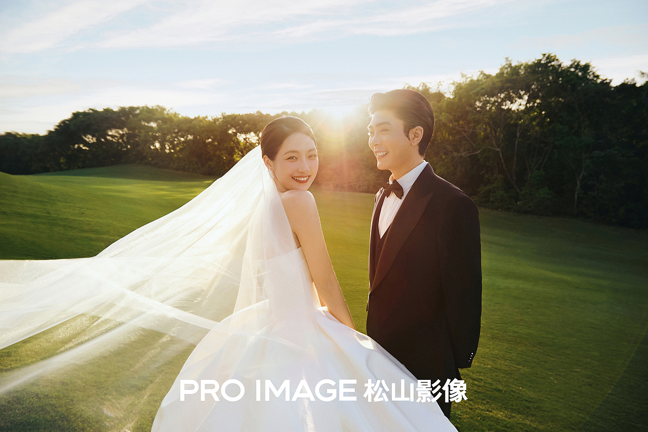 深圳草坪森系婚纱照，太巨出片了吧（图ZMzkyMTgwNTMy） - 人像摄影 - 站酷设计师松山影像原创素材 - 站酷ZCOOL