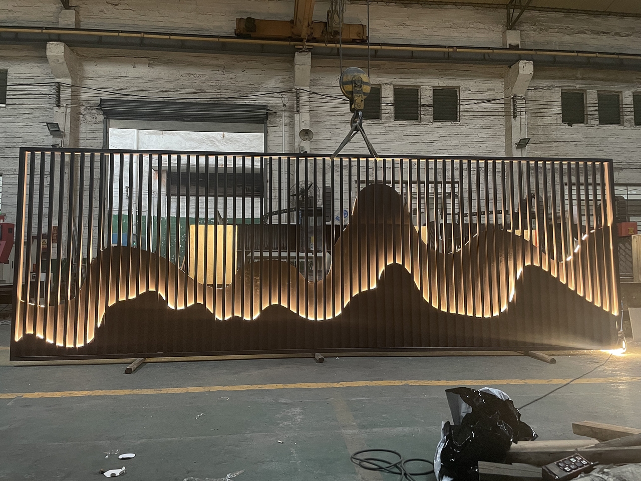 岁月不败山河韵一屏屹立见永恒 庭院屏风山峦背景墙