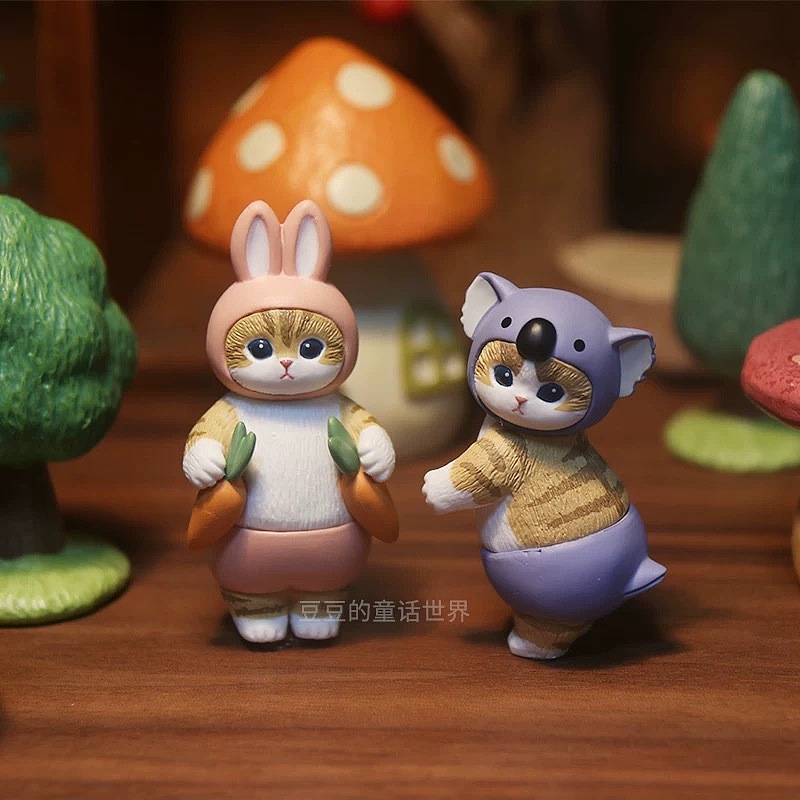 扭蛋玩具装饰摆件，电商静物摄影。