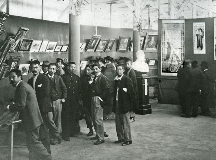 1900年日本白马会展览厅展出慕夏《托斯卡》海报