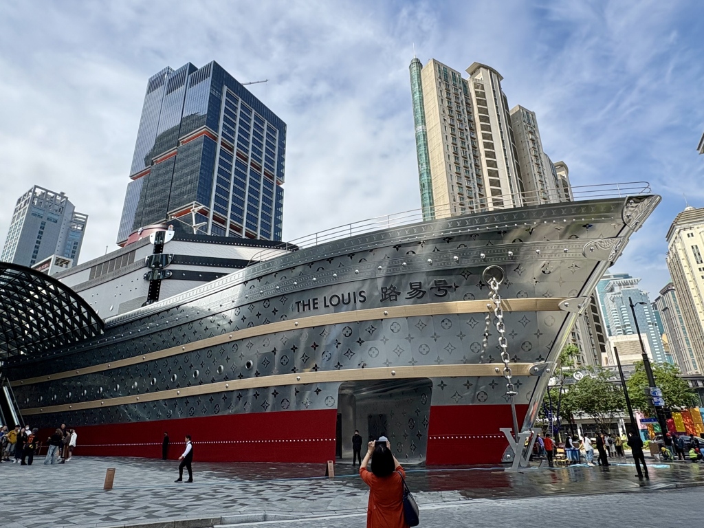 国内首个行李箱造型LV之家落地上海/兰博基尼推出限量电竞椅/宾利推出首个野餐系列