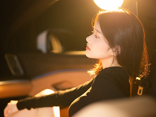 氛围感汽车美女写真