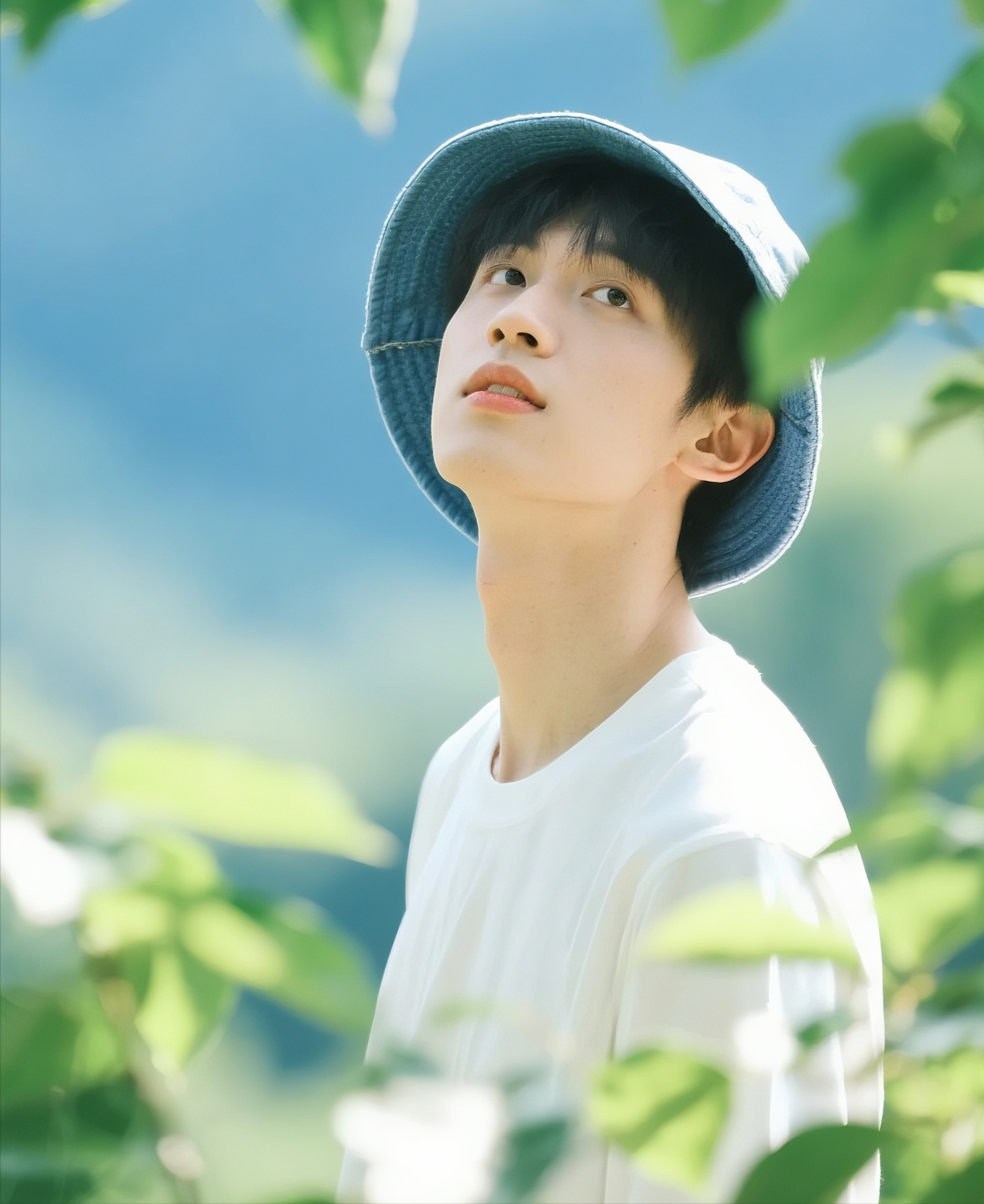 受够夏季脸油的男士快来看!2025年这些男士控油洗面奶陪你清爽一夏