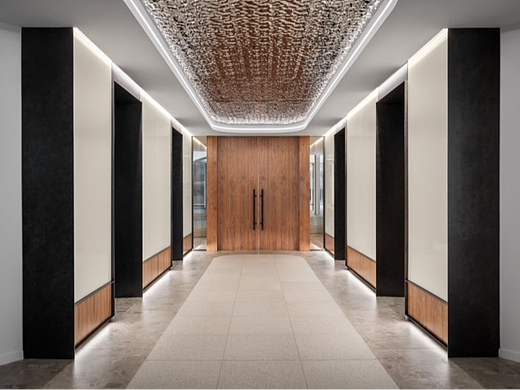 办公室设计装修：工作咖啡厅的天花板挡板向连绵起伏的丘陵致敬