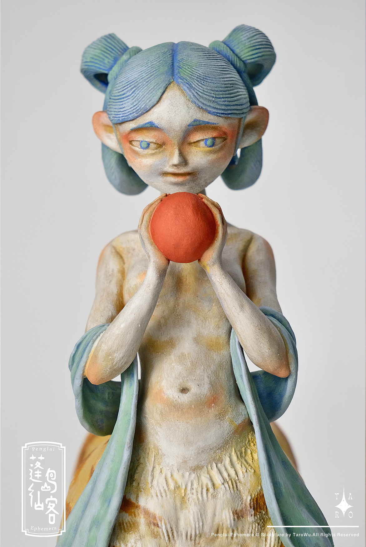 虎女正面,似笑而非