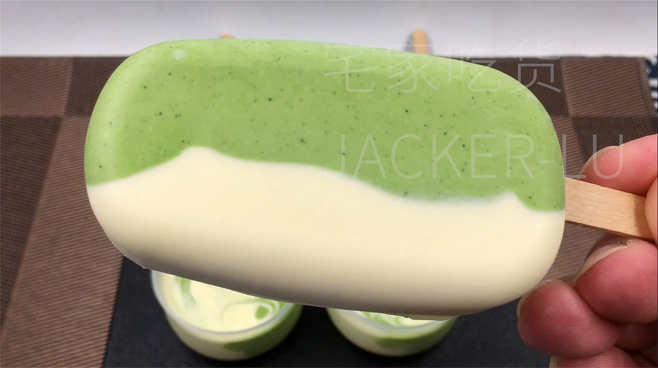 抹茶奶酪双色雪糕,翠绿与乳白交叠,奶香与茶香融合。