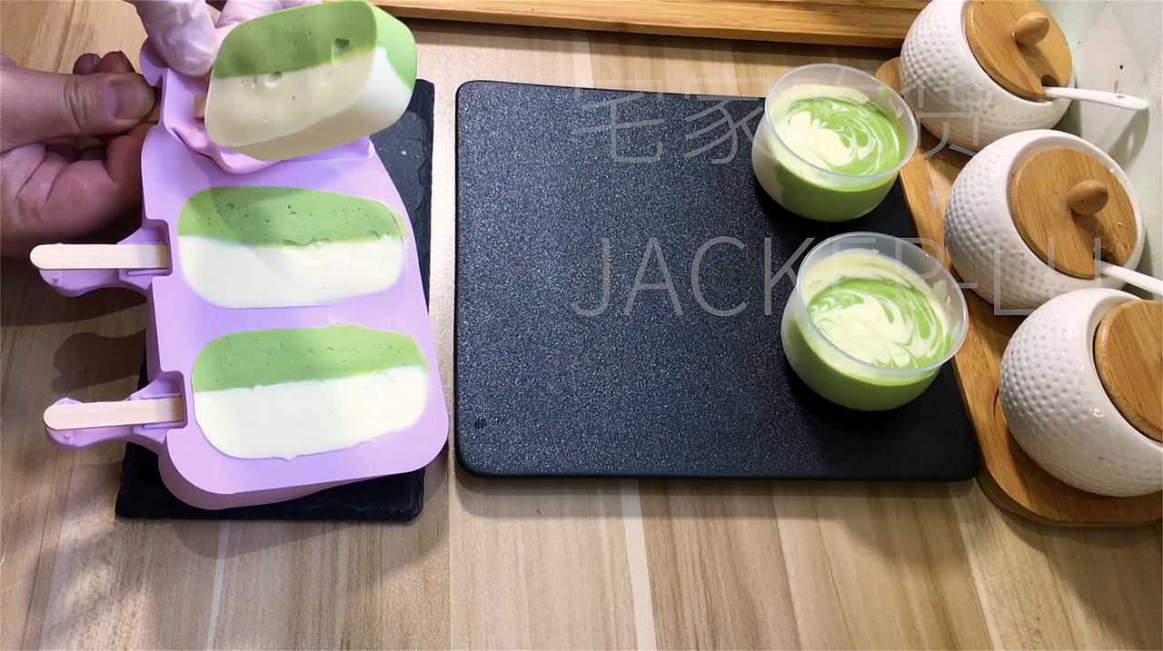 抹茶奶酪双色雪糕,翠绿与乳白交叠,奶香与茶香融合。