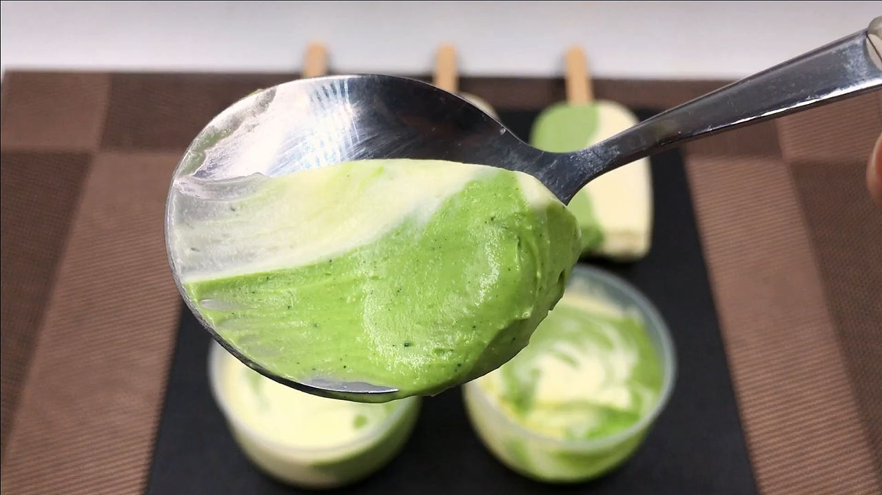 抹茶奶酪双色雪糕,翠绿与乳白交叠,奶香与茶香融合。