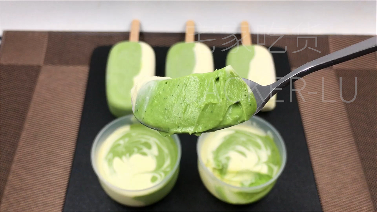 抹茶奶酪双色雪糕,翠绿与乳白交叠,奶香与茶香融合。