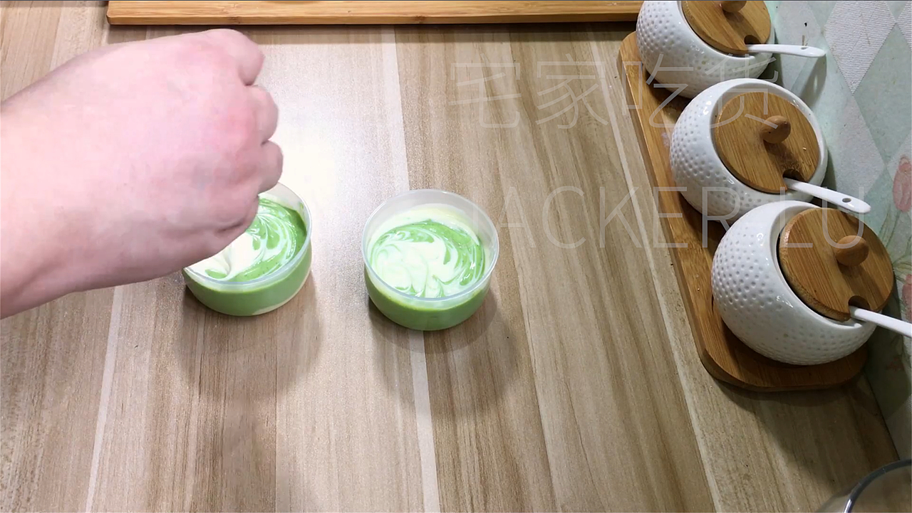 抹茶奶酪双色雪糕,翠绿与乳白交叠,奶香与茶香融合。