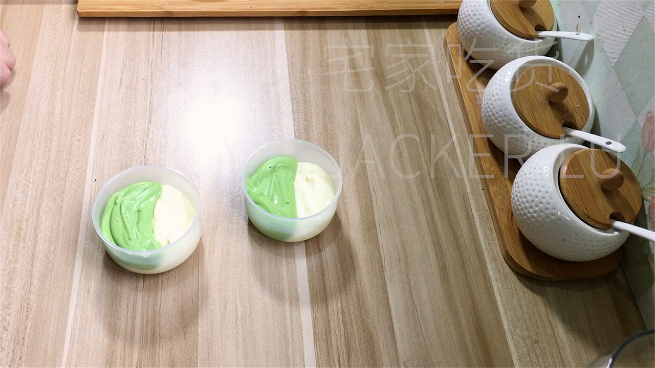 抹茶奶酪双色雪糕,翠绿与乳白交叠,奶香与茶香融合。