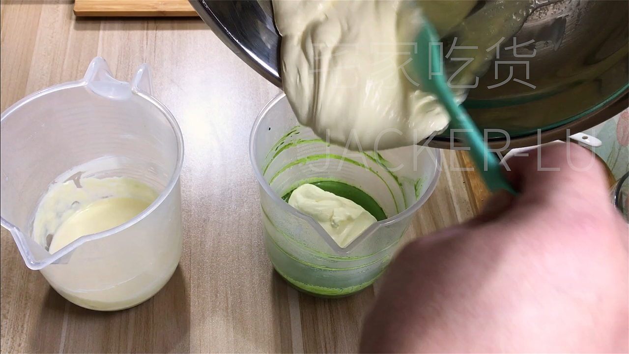 抹茶奶酪双色雪糕,翠绿与乳白交叠,奶香与茶香融合。