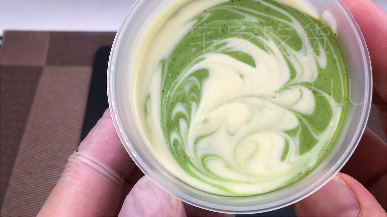 抹茶奶酪双色雪糕,翠绿与乳白交叠,奶香与茶香融合。