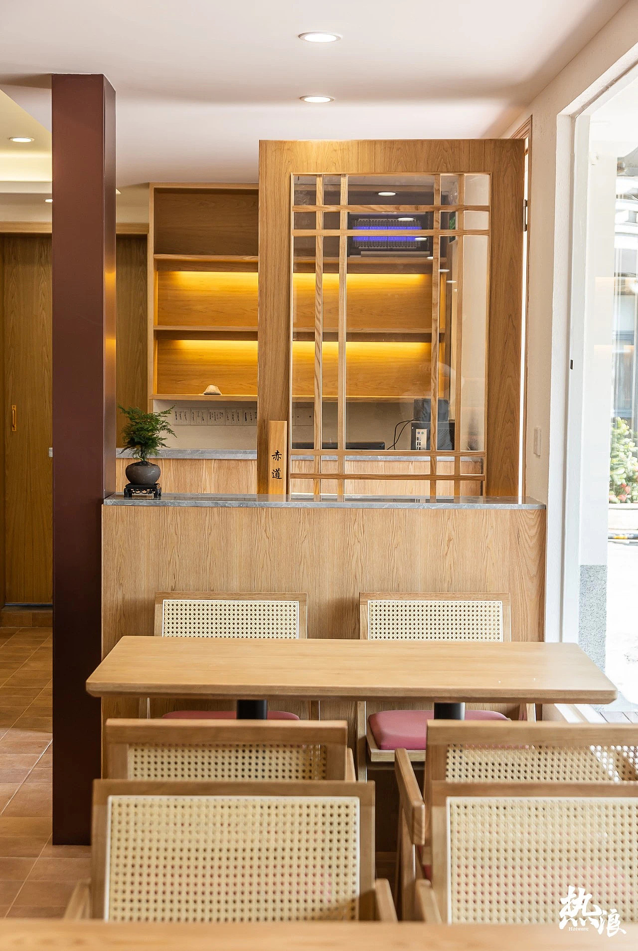 一家简单简单的又有氛围的寿司店设计