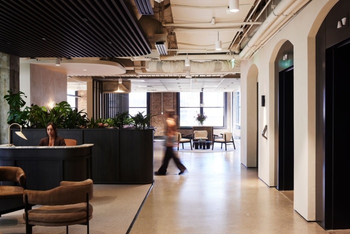 精心设计的照明增强了空间戏剧性 营造低调奢华的整体氛围