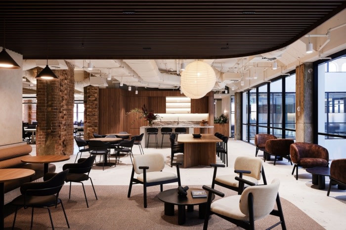 精心设计的照明增强了空间戏剧性 营造低调奢华的整体氛围