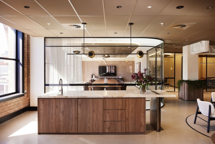 精心设计的照明增强了空间戏剧性 营造低调奢华的整体氛围