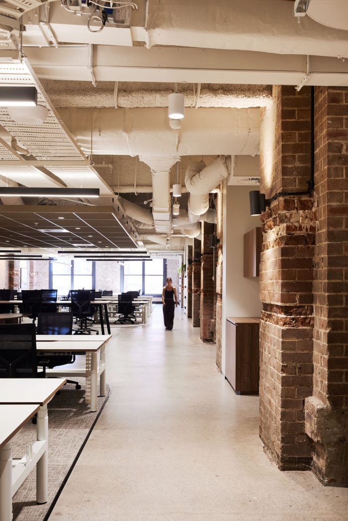 精心设计的照明增强了空间戏剧性 营造低调奢华的整体氛围