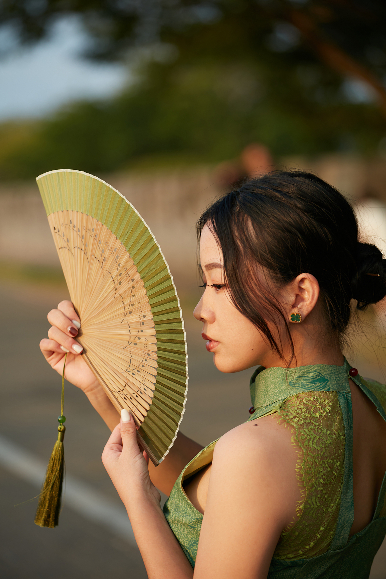 穿着绿色旗袍的少女