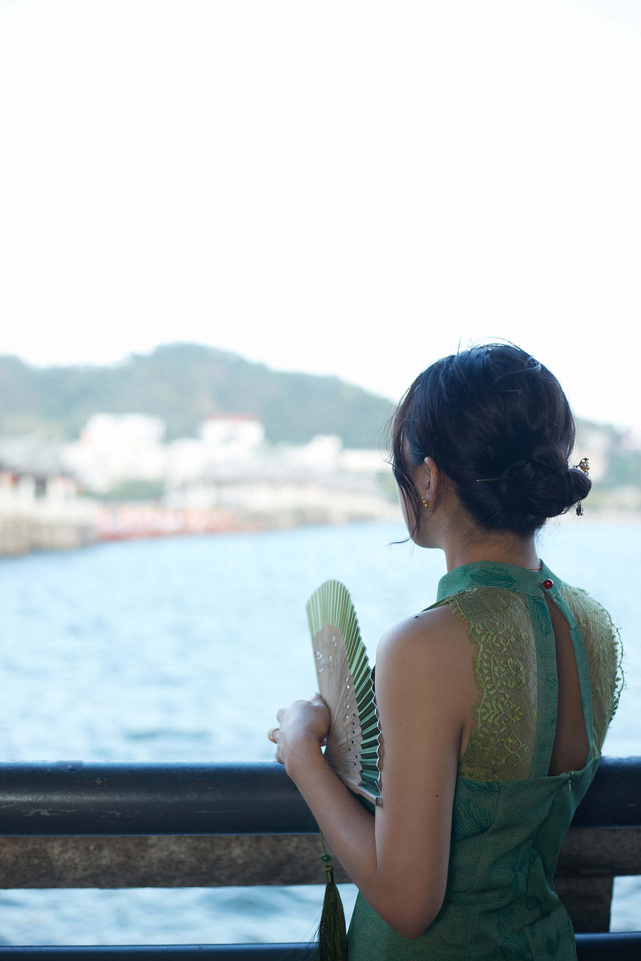 穿着绿色旗袍的少女