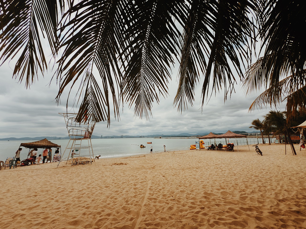 海南热带雨林与沙滩