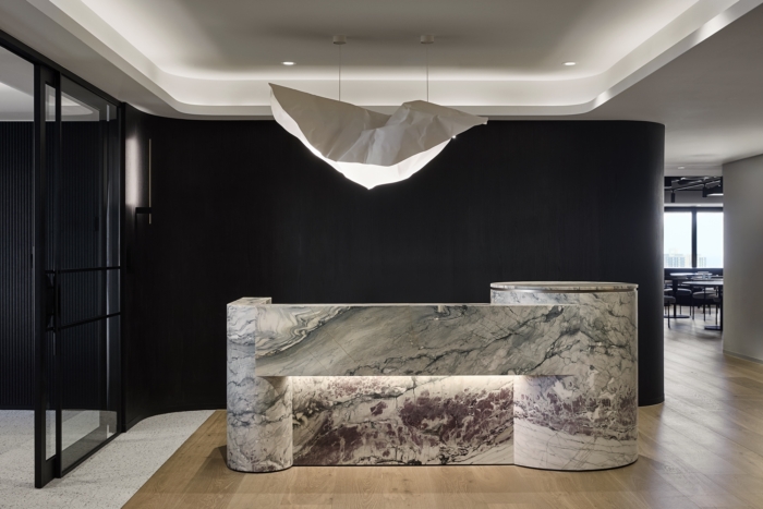 办公室装修采用较浅的色调和开放感 以鼓励创造力和协作