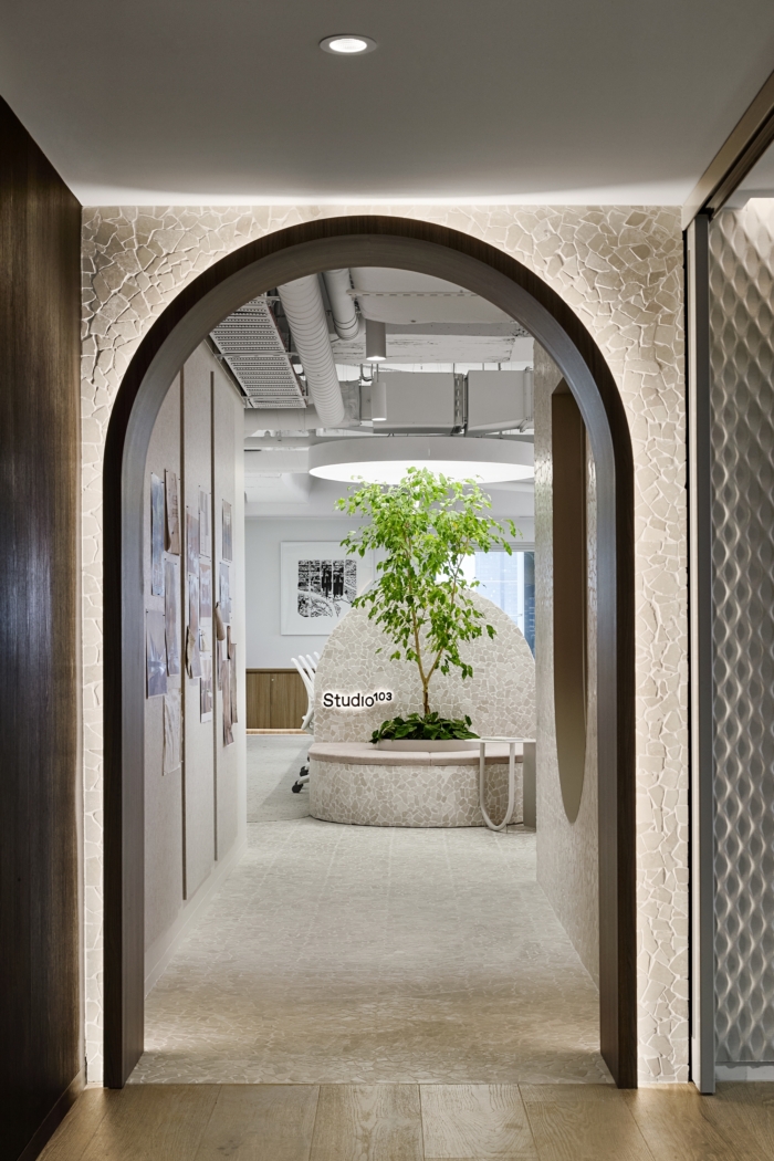 办公室装修采用较浅的色调和开放感 以鼓励创造力和协作