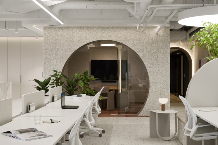 办公室装修采用较浅的色调和开放感 以鼓励创造力和协作