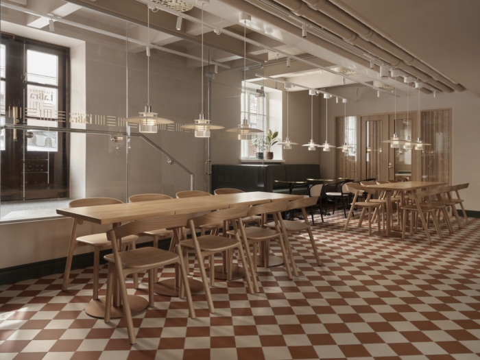 办公室装修设计平衡了原始建筑的工业清晰度与木材等温暖元素