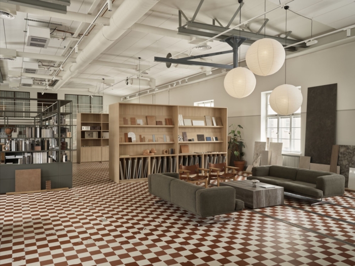 办公室装修设计平衡了原始建筑的工业清晰度与木材等温暖元素