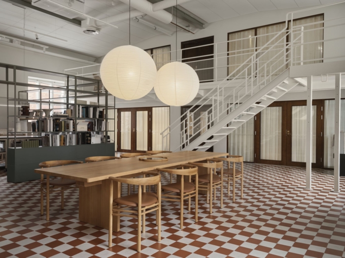 办公室装修设计平衡了原始建筑的工业清晰度与木材等温暖元素