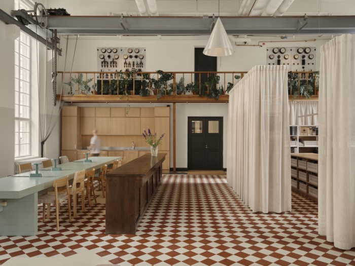 办公室装修设计平衡了原始建筑的工业清晰度与木材等温暖元素