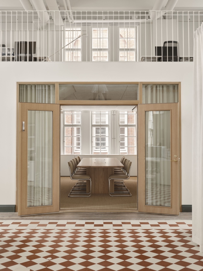 办公室装修设计平衡了原始建筑的工业清晰度与木材等温暖元素