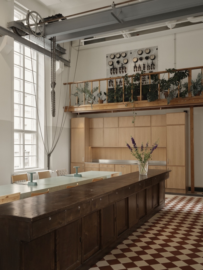 办公室装修设计平衡了原始建筑的工业清晰度与木材等温暖元素